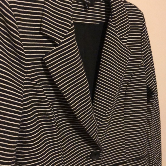 Black and white striped blazer - Picture 3 of 3